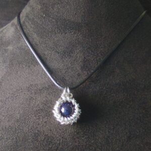 Pendentif sphère chainmail et pierre naturelle