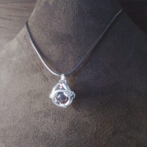 Pendentif chainmail »cube » et pierre naturelle