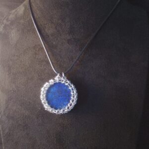 Pendentif rond chainmail et pierre naturelle