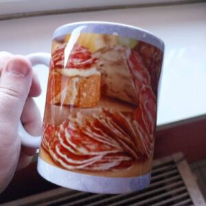 Mug humour « je suis moins grognon avec du saucisson « 