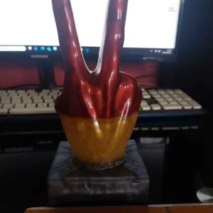 Figurine résine doigts levés forme V