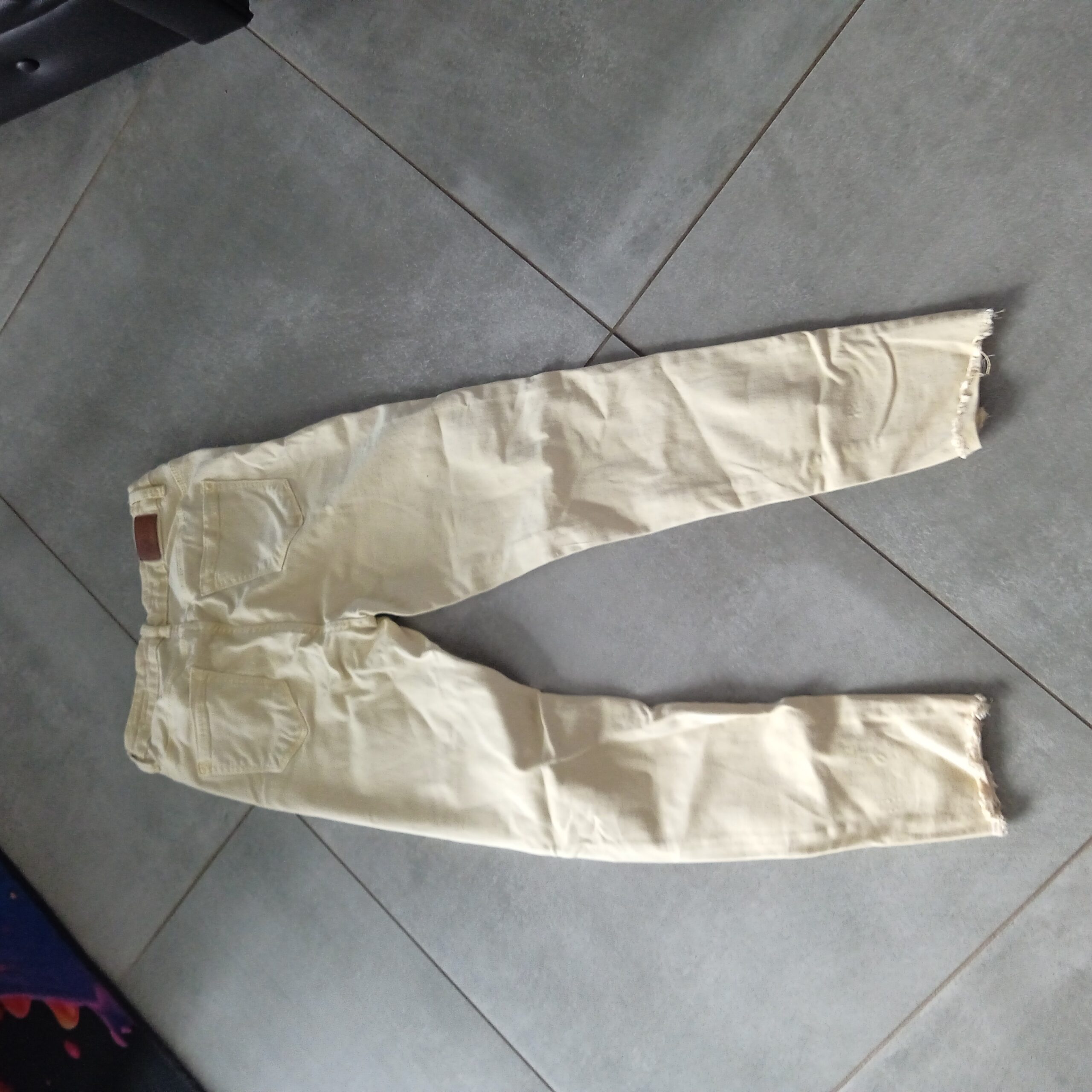 Pantalon jaune pâle bas effiloché original en très bon état