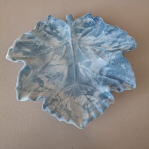 Vide poche forme feuille en ciment